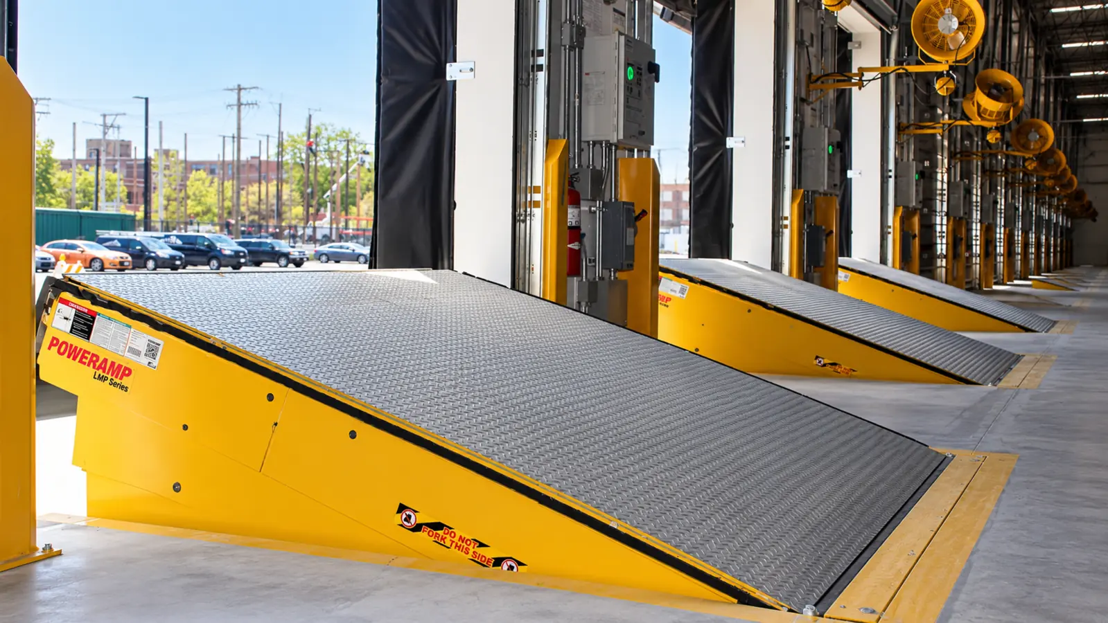 Rampa niveladora industrial instalada en una posición de carga